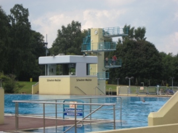 der Sprungturm im Sternbuschbad