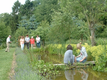 Besucher am Bachlauf im Garten