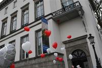 Aufsteigende Herzluftballons vor dem B.C. Koekkoek Haus