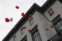 Aufsteigende Herzluftballons vor dem B.C. Koekkoek Haus