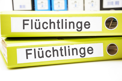 Zwei Akten mit der Aufschrift Flüchtlinge