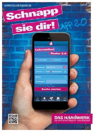 eine Hand hält ein Smartphone hoch