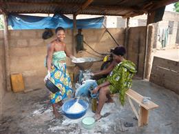 Frauen in Dogbo/Benin bei der Arbeit