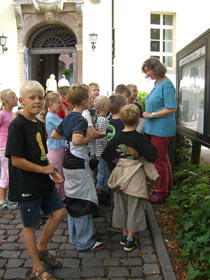 Stadtführerin Wiltrud Schnütgen mit Kindern vor der Schwanenburg