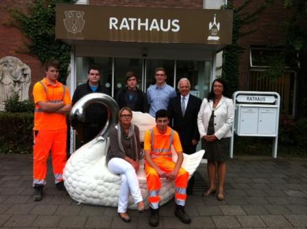 Von links nach rechts: Michael Polz, Kevin Winands, Florian Plage, Michael Meuwsen, Bürgermeister Theodor Brauer, Fachbereichsleiterin Bettina Keysers, auf dem Schwan sitzend: Ulrike Averbrock, Jovan Bojic