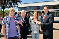 Bild der Busbegleiter mit dem Bürgermeister Theo Brauer und dem Leiter der Sparkasse Kleve