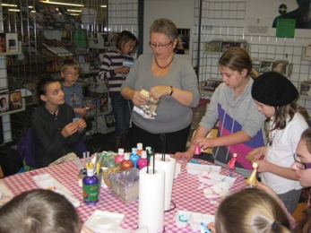 fleißige Kinder beim Basteln von Engeln