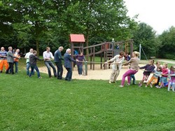 "Tauziehen" hieß eine der Aktionen, die auf dem Spielplatzfest am Spielplatz Esperance auf dem Programm standen.