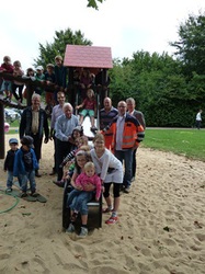 Bürgermeister Theodor Brauer freute sich mit den Kindern und Vertretern aus Rat und Verwaltung über das Spielplatzfest am Spielplatz Esperance.