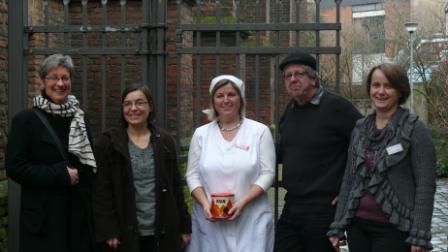 von links nach rechts: die StadtführerInnen Margret Ostermann, Helga Ullrich-Scheyda, Hildegard Liebeton als Kätje Pauls und Norbert Leenders sowie Martina Gellert von Kleve Marketing